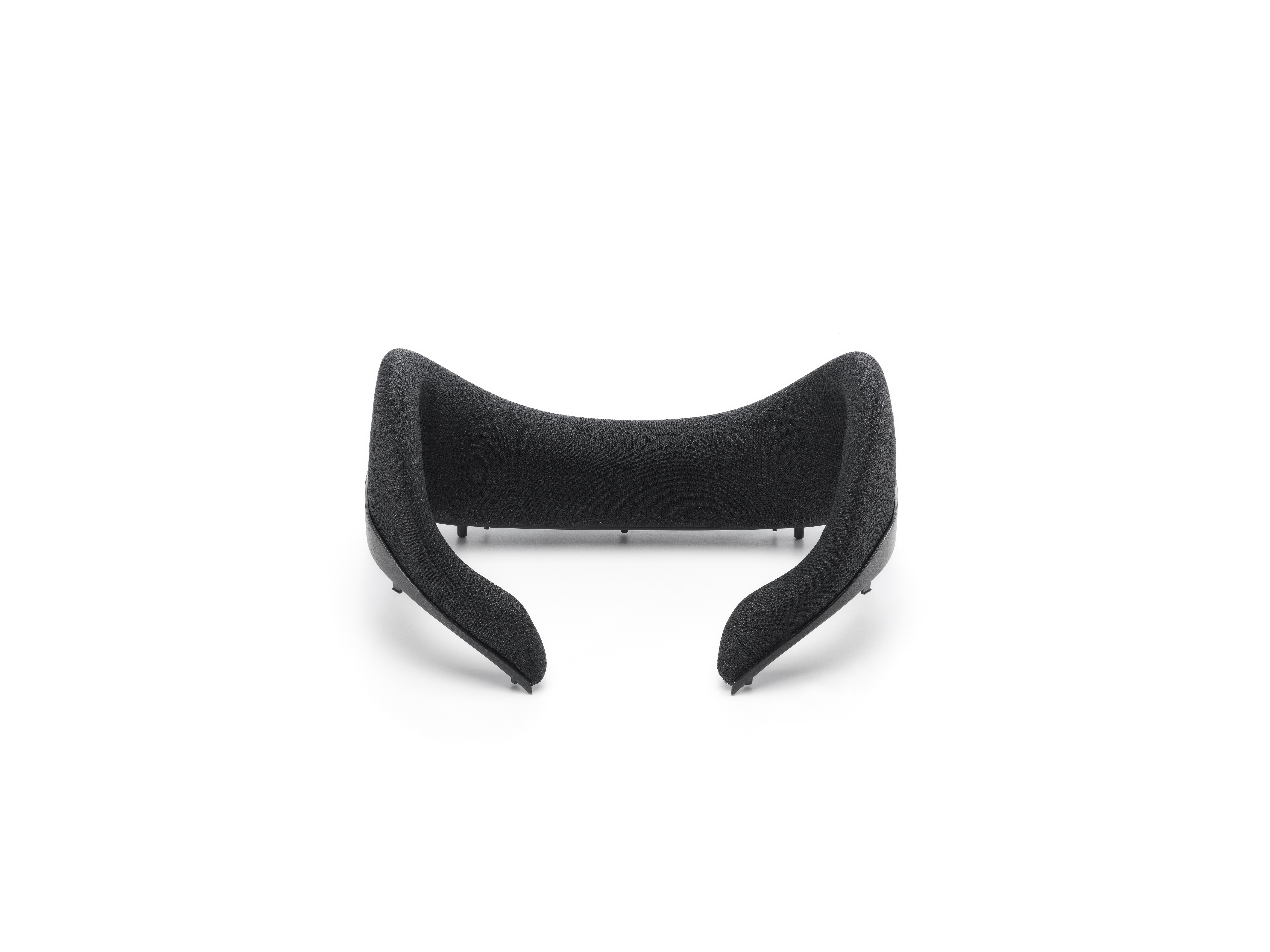 Schwarzes VR-Headset-Gesichtskissen. Gebogenes Design mit Mesh-Textur, isoliert auf Weiß.