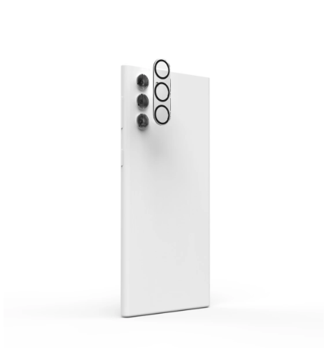 Weißes Smartphone mit dreifacher Rückkamera, Winkelansicht, weißer Hintergrund.