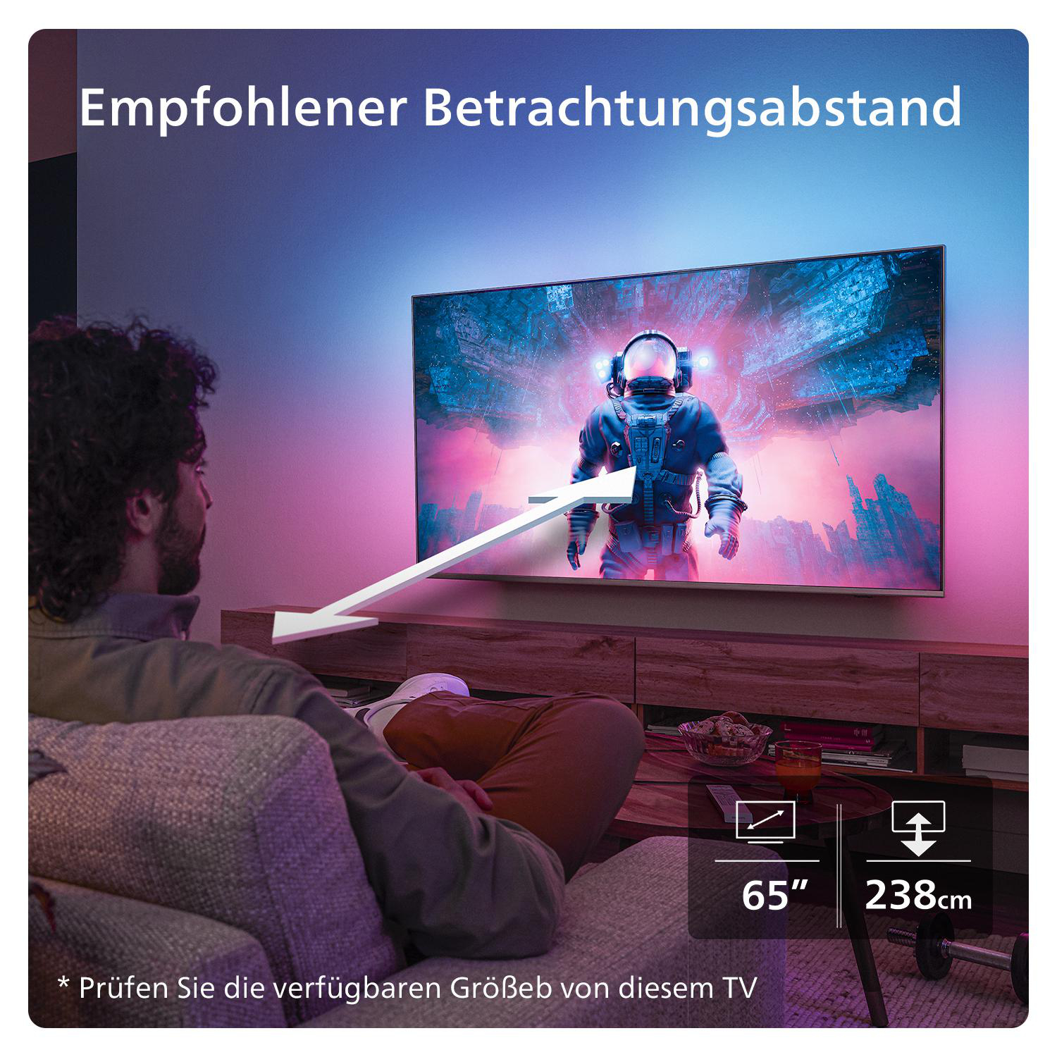 Mann betrachtet einen TV-Bildschirm, der einen Astronauten zeigt, mit Text oben und unten, an dunkler Wand.