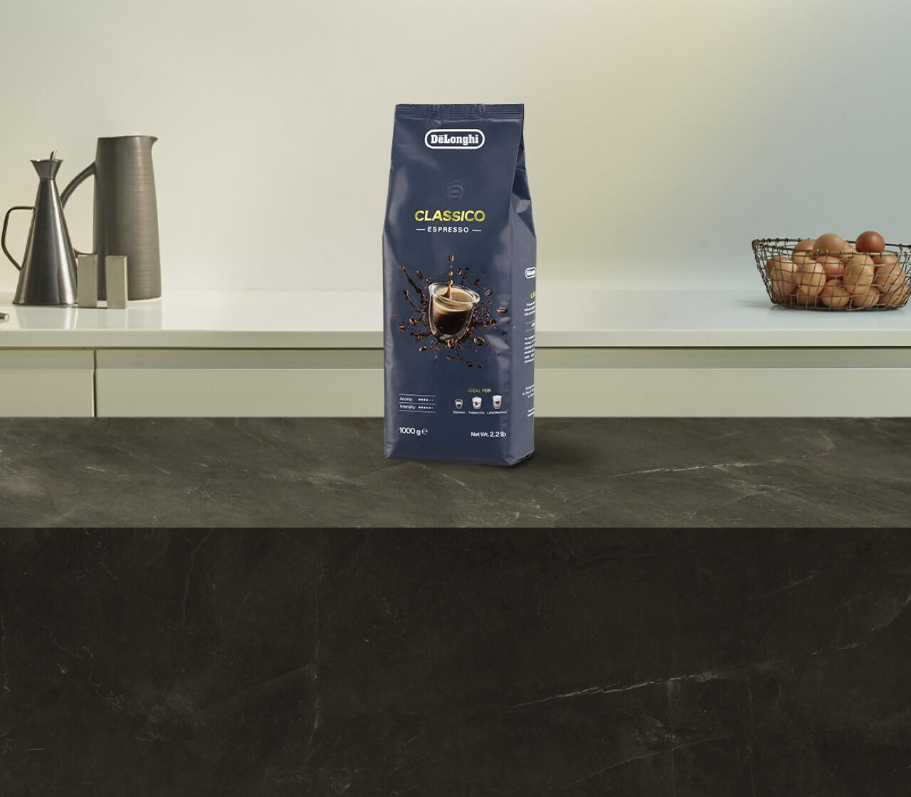Eine Tüte Delonghi Classico Espresso Kaffee auf einer Küchentheke.