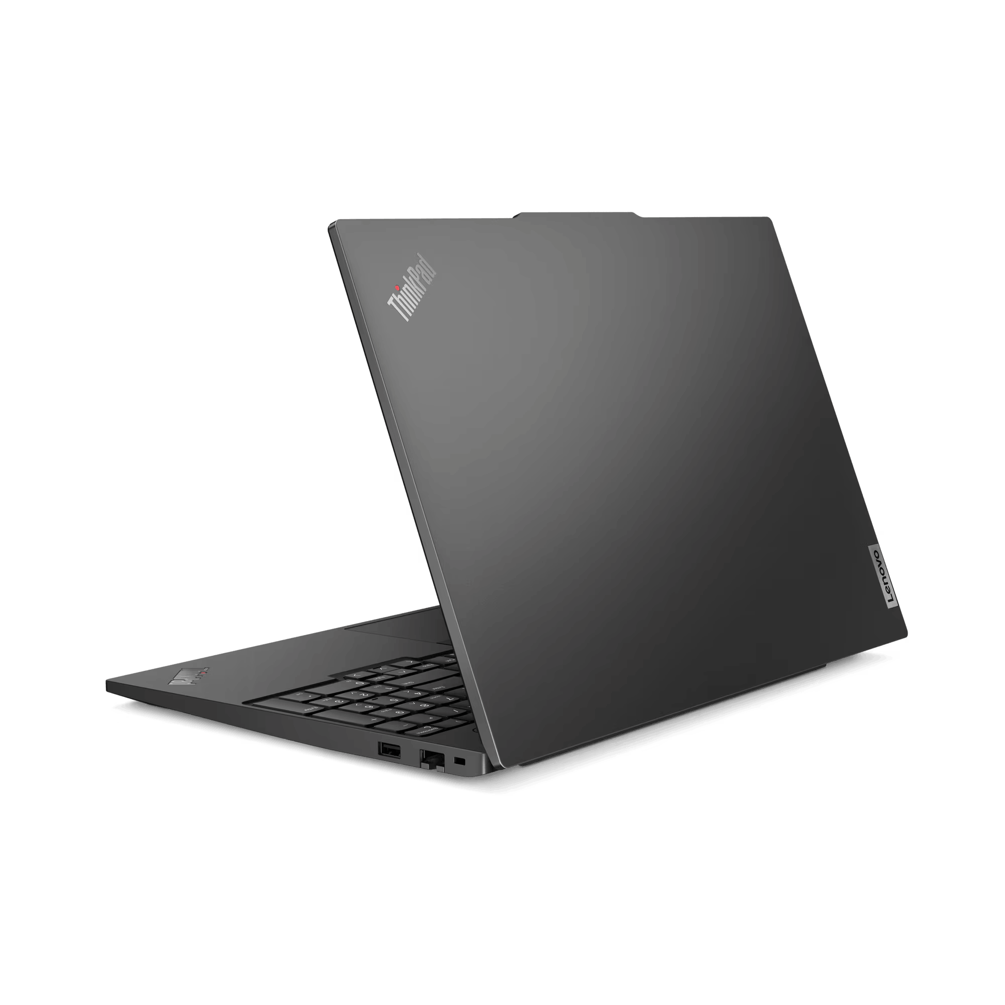 Una laptop ThinkPad negra está abierta sobre una superficie negra.