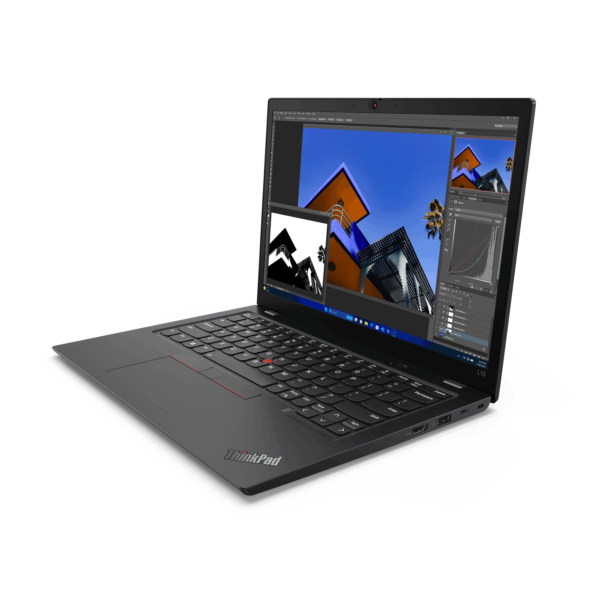 Un portátil ThinkPad negro que muestra una interfaz de edición de fotos en la pantalla.