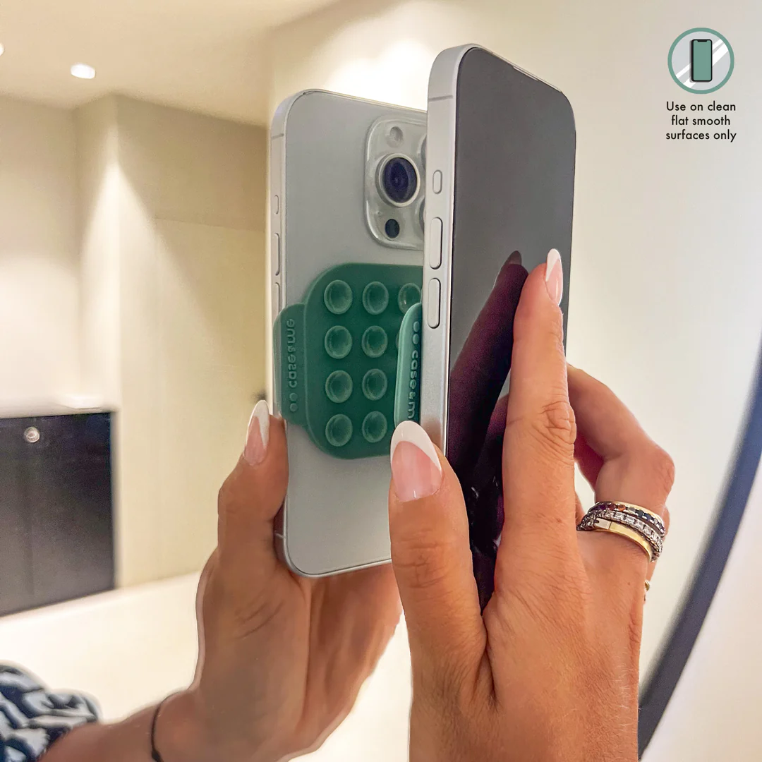 Hände halten Telefon mit grünem Griff und ein weiteres Telefon.