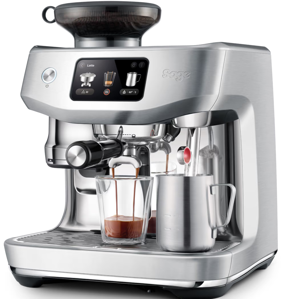 Una macchina per espresso argentata con touchscreen, che versa il caffè in un bicchiere.