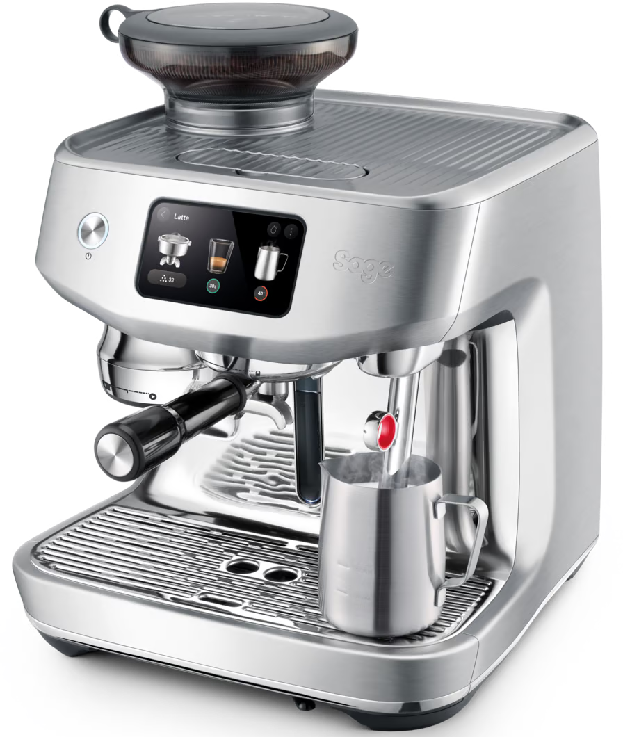 Macchina per caffè espresso argentata con display, macinacaffè e montalatte. Brocca con latte. Sfondo bianco.
