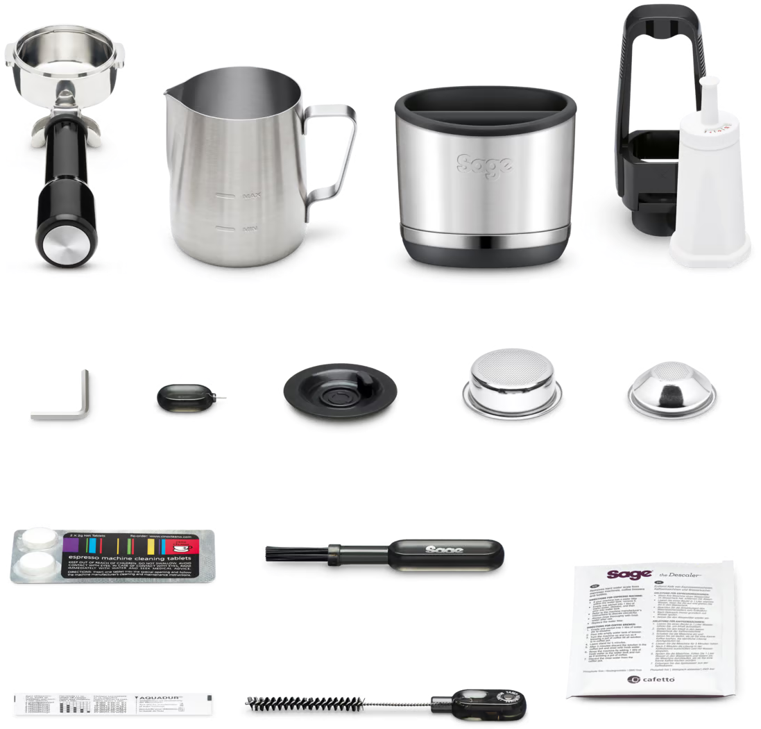 Parti della macchina per caffè espresso esposte. Include portafiltro, lattiera e pastiglie.