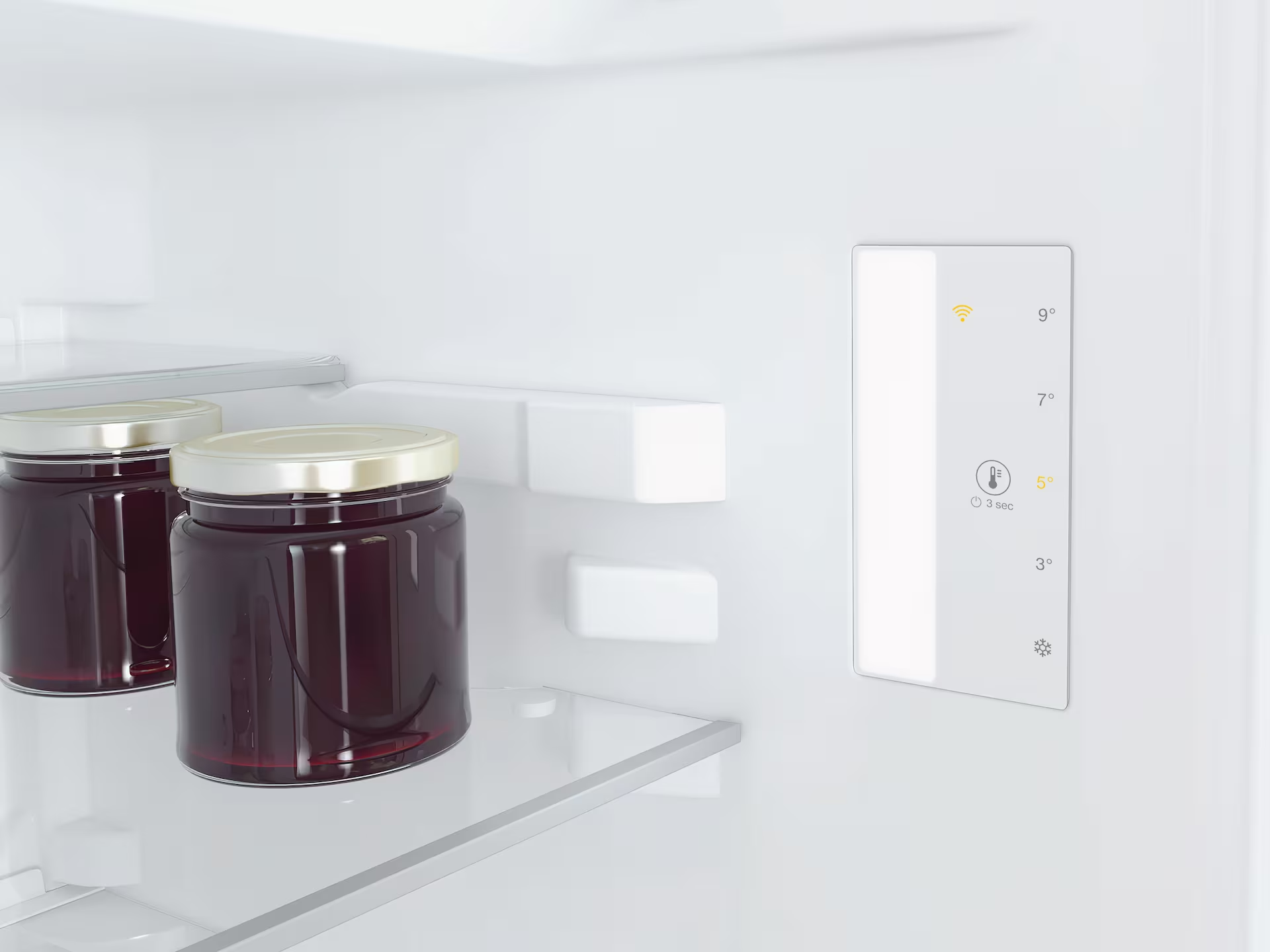Zwei Gläser mit Konserven auf einem Regal in einem Kühlschrank, neben einem Bedienfeld.