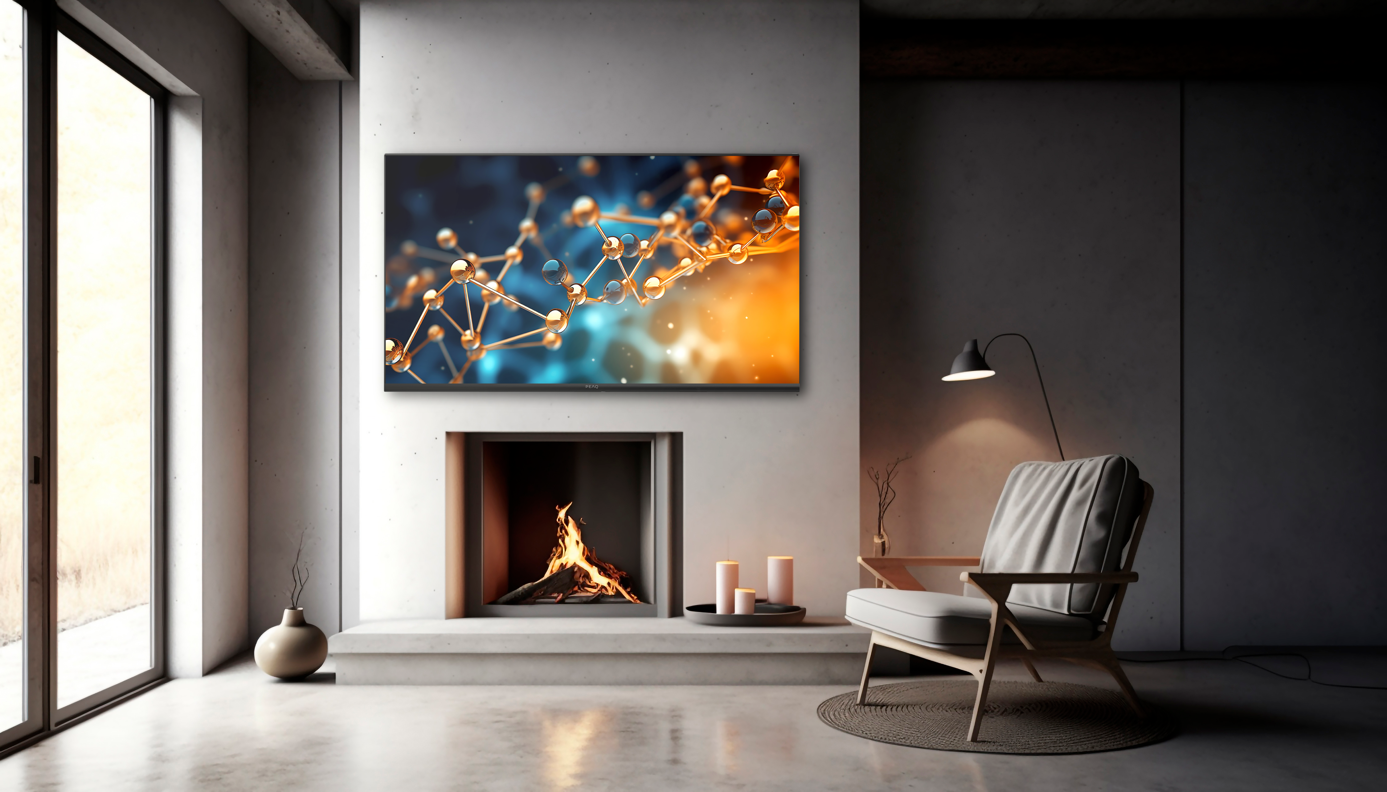 Wohnzimmer mit Kamin und Fernseher. Brennendes Feuer, Stuhl und Vase sind sichtbar.
