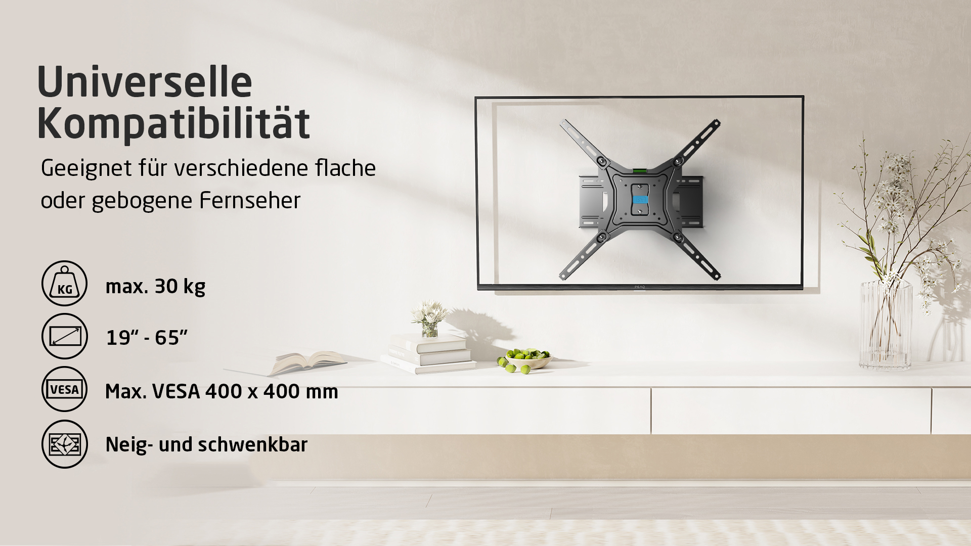 TV-Wandhalterung mit Text zur Kompatibilität. Weißer Hintergrund. TV montiert. Informationen.