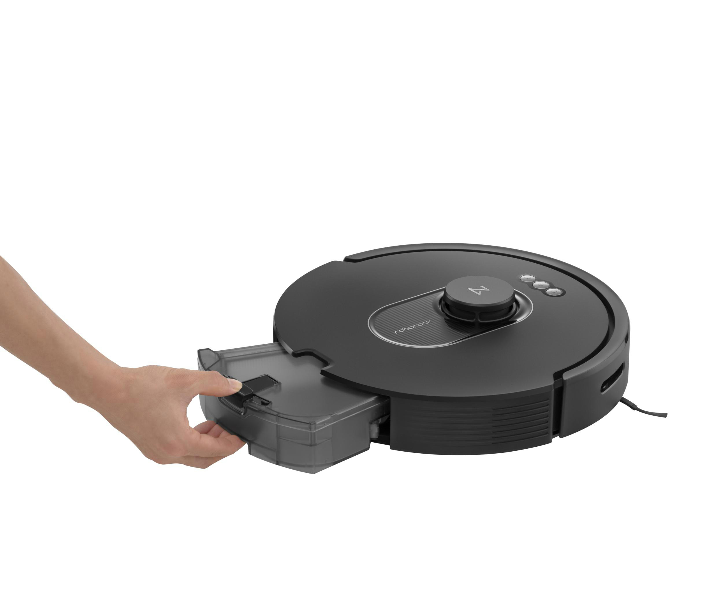 Eine Hand entfernt einen dunkelgrauen Mülleimer von einem schwarzen Roboterstaubsauger.