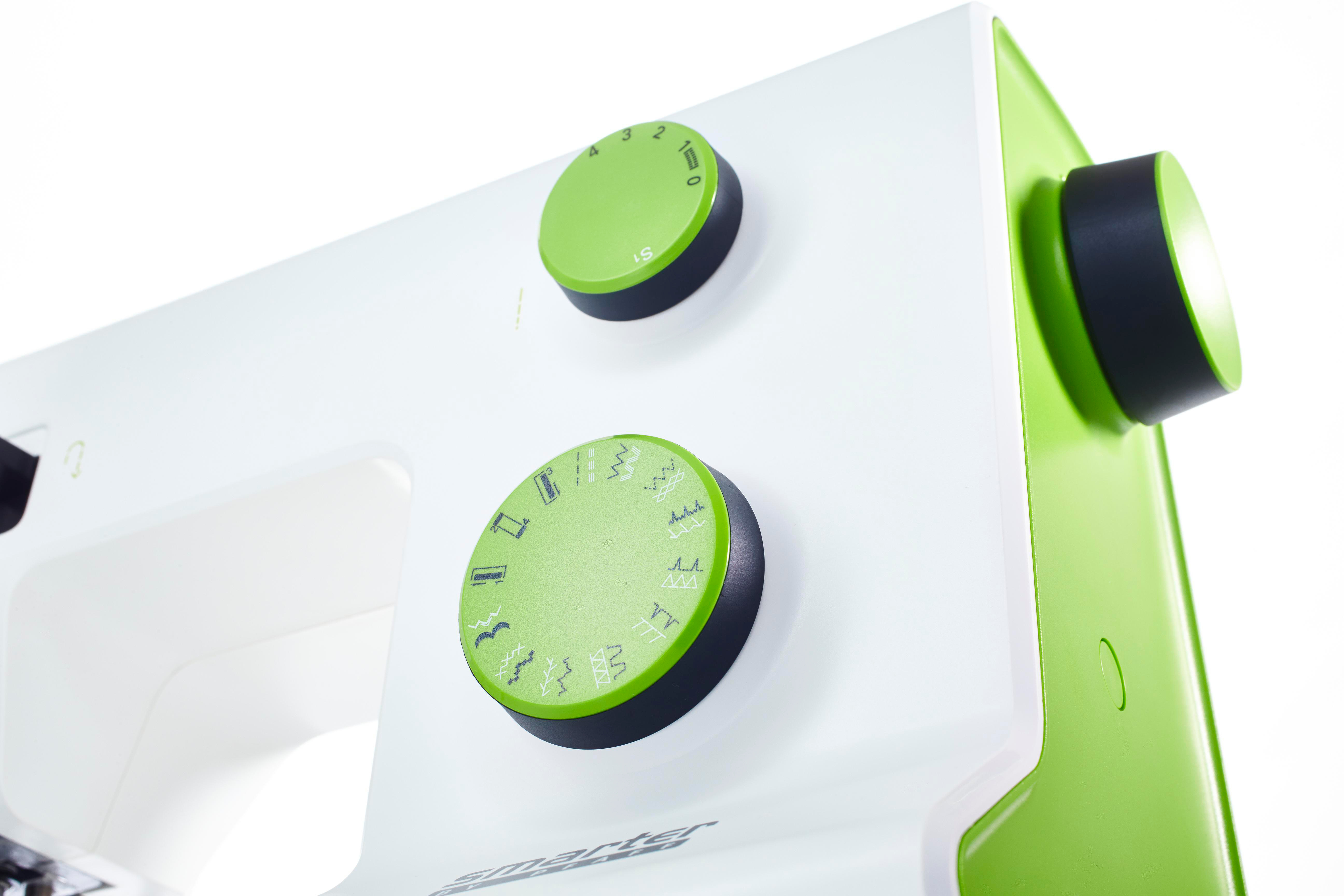 Eine weiß-grüne Nähmaschine mit grünen Knöpfen und Drehreglern vor weißem Hintergrund.