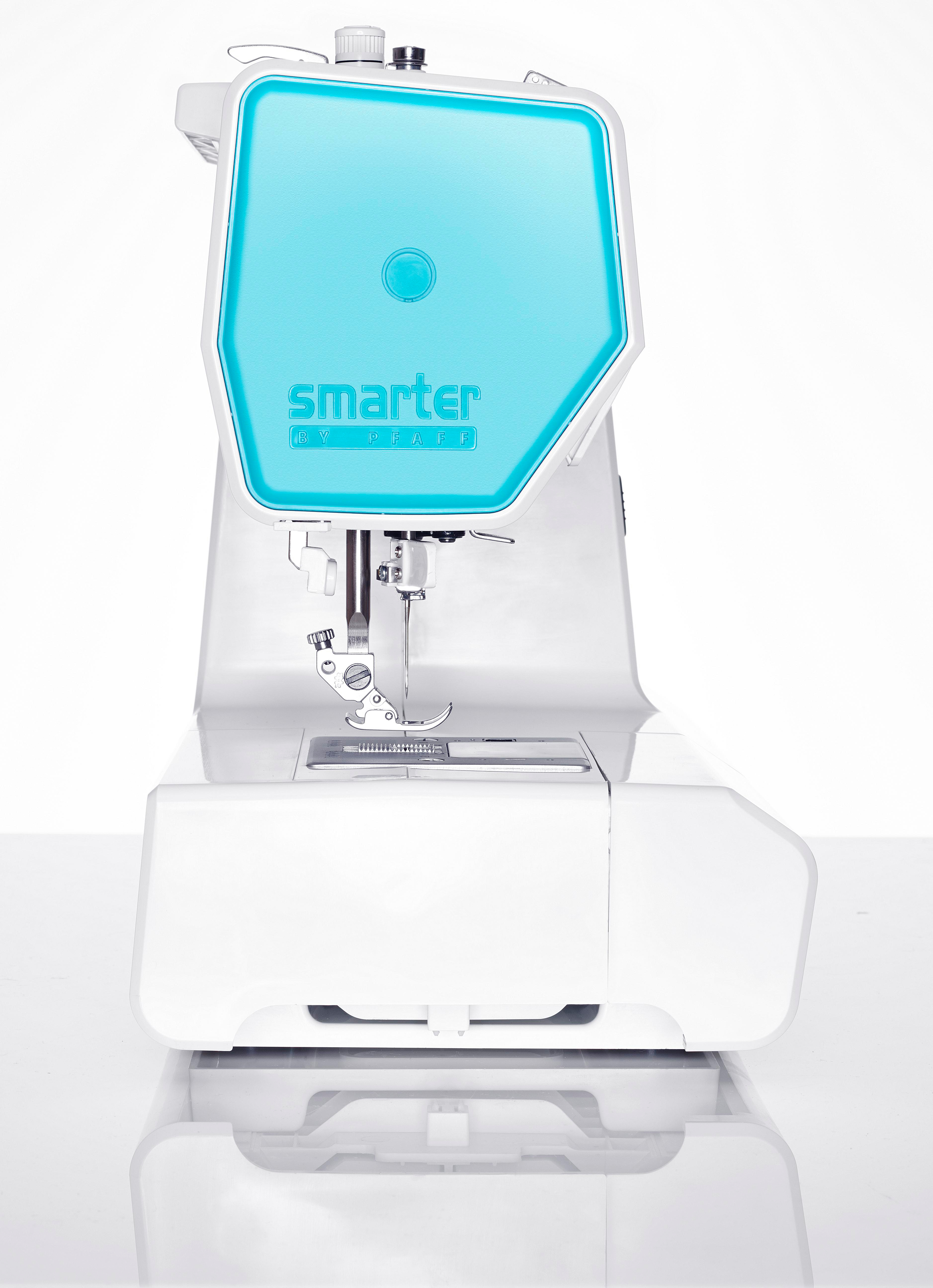Eine weiße und türkisfarbene Nähmaschine. Das Smarter by Pfaff-Logo befindet sich oben.