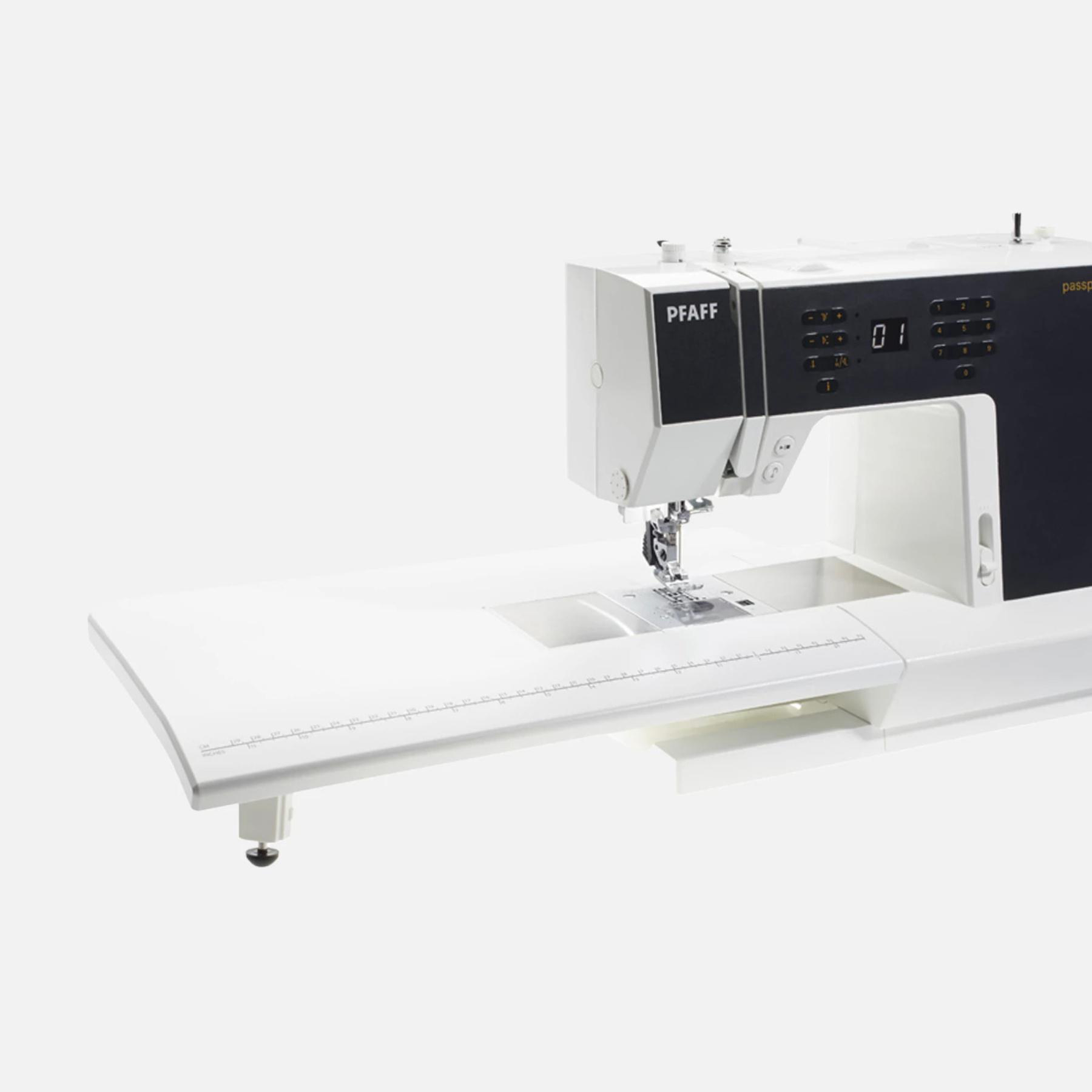 Weiß-schwarze Nähmaschine mit schwarzem Display auf weißer Oberfläche.
