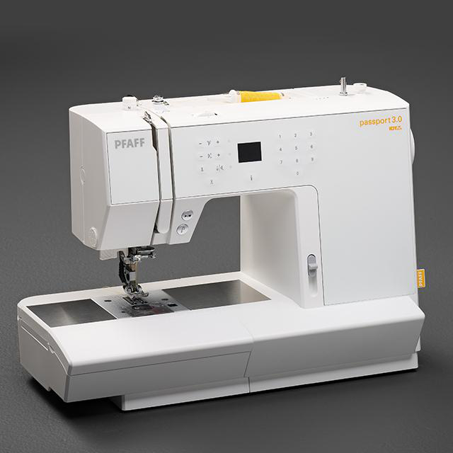 Weiße Nähmaschine mit weißem Hintergrund und Details auf der Maschine.