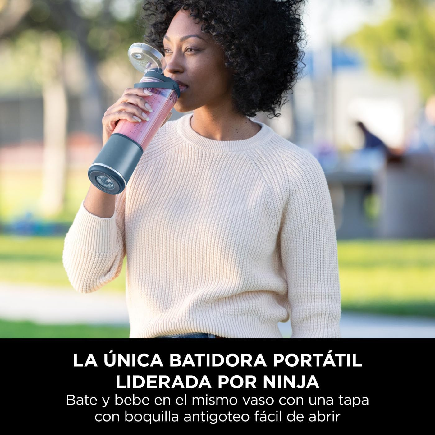 Una mujer bebiendo de una botella de licuadora, con texto debajo en español sobre una licuadora portátil.