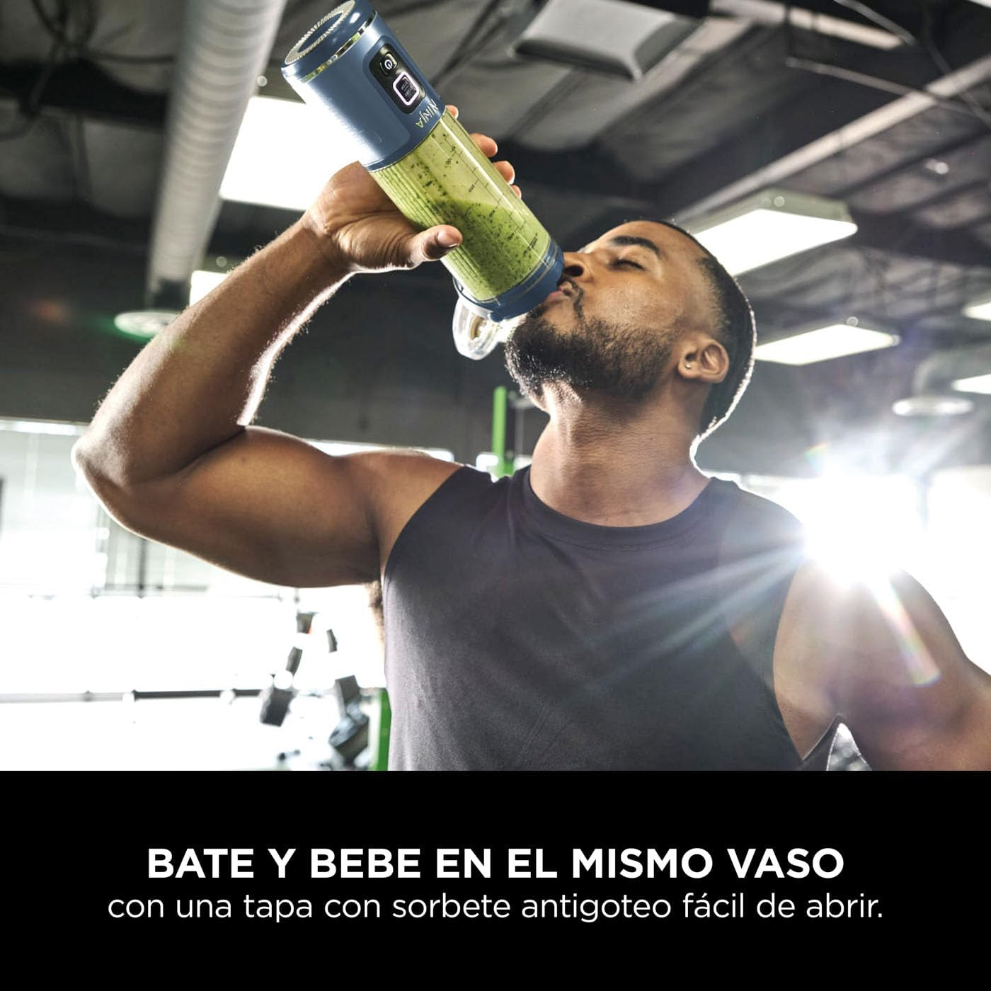 Hombre bebiendo de una botella de batido verde. Texto: 'Bebe y bebe de la misma taza'.