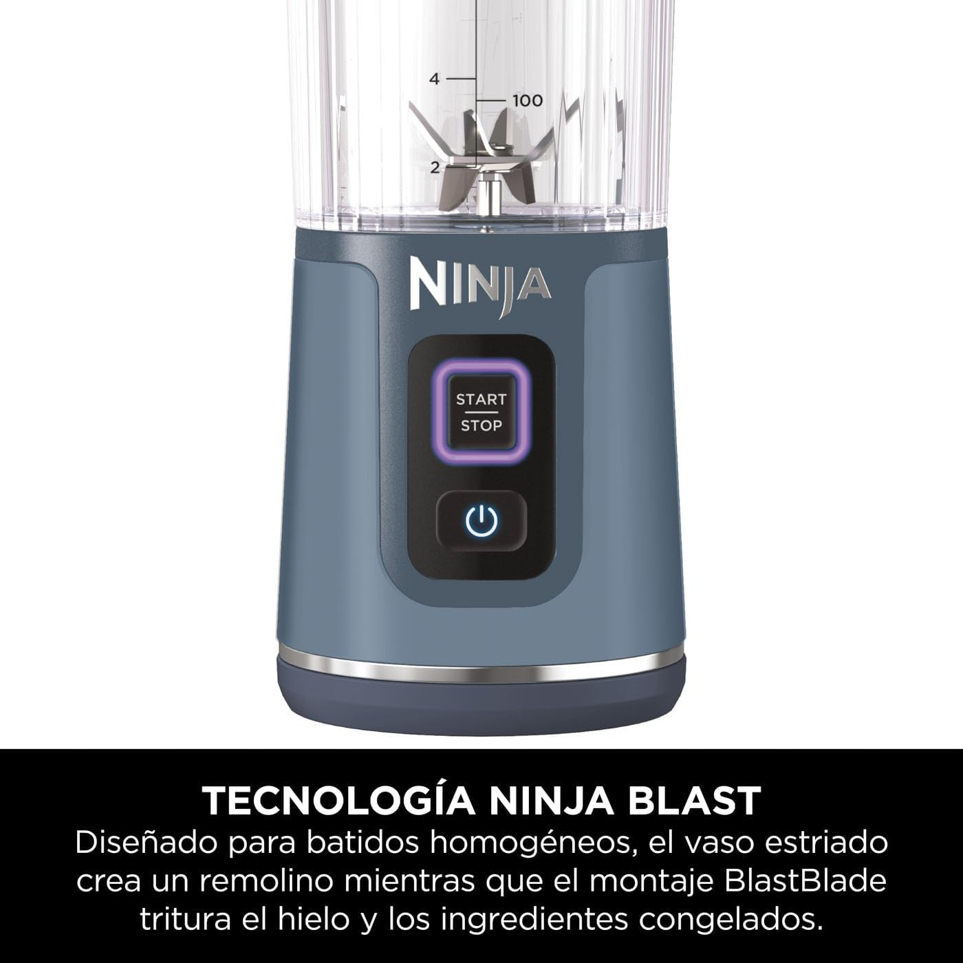 Una licuadora ninja azul con un recipiente transparente, botón de inicio/parada y base negra.