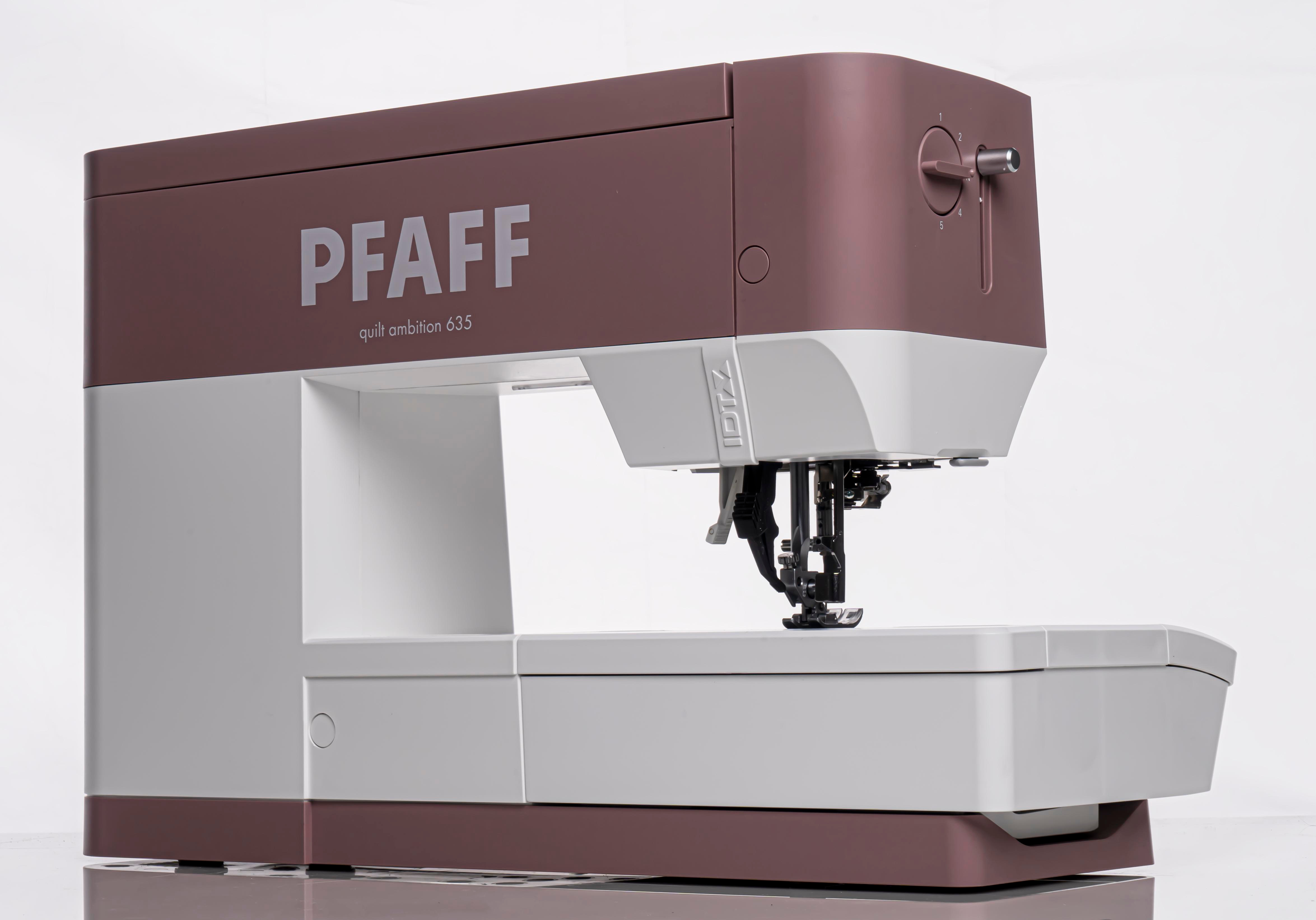 Pfaff-Nähmaschine, rosa und weiß, auf einer weißen Oberfläche.