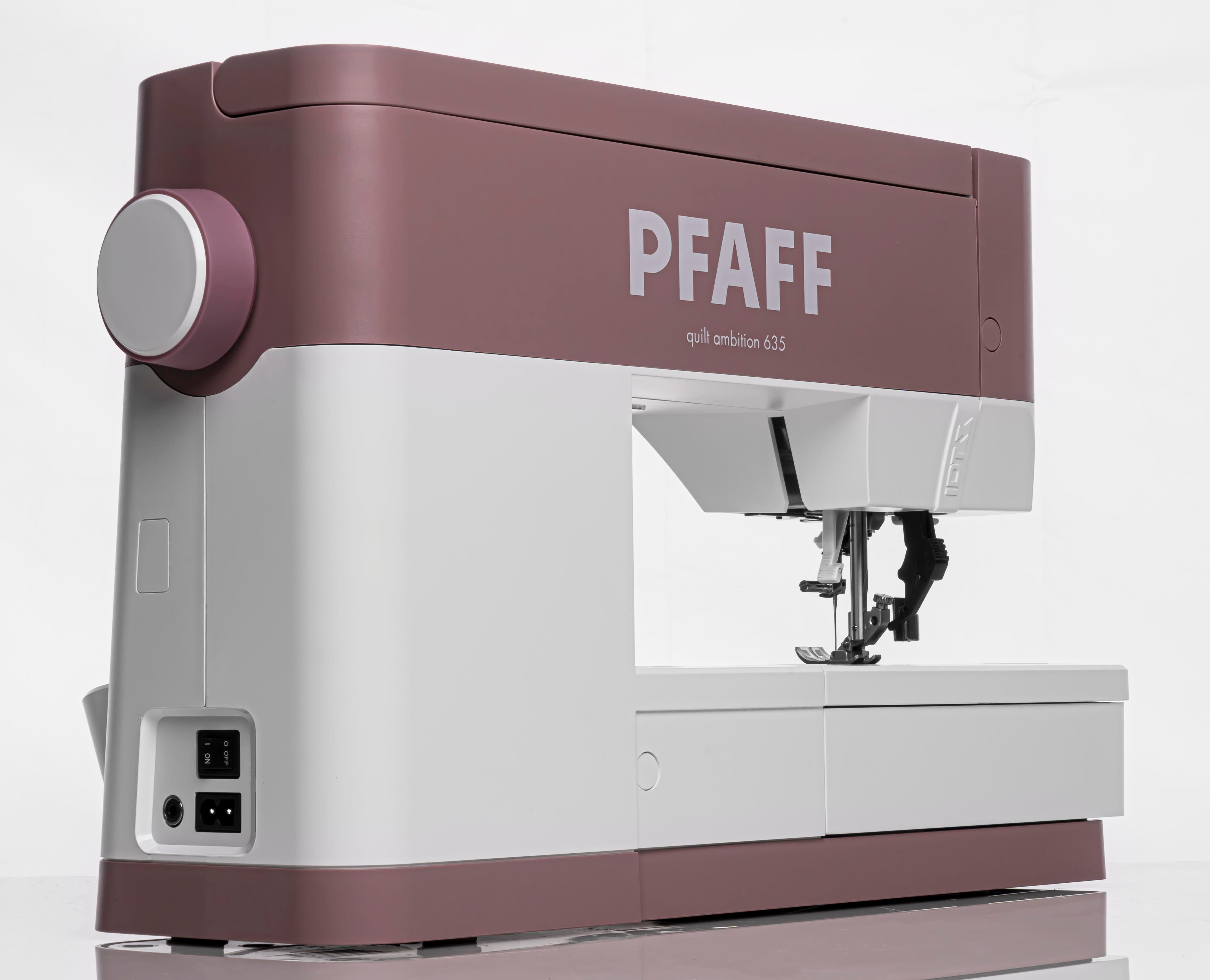 Nähmaschine mit weißem und kastanienbraunem Gehäuse, Markenname PFAFF oben sichtbar.