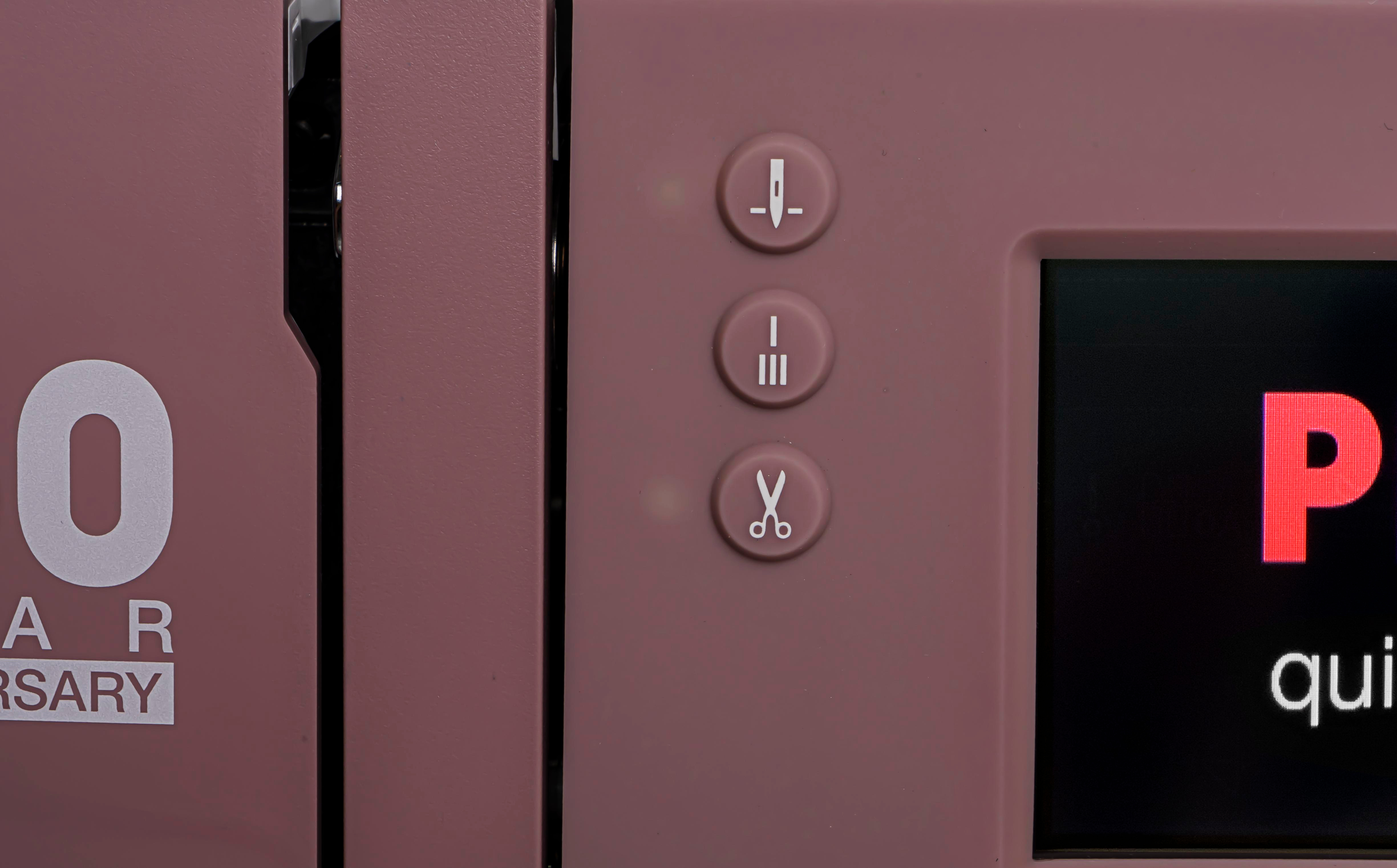Nahaufnahme der Steuertasten einer Nähmaschine. Rosa Maschine, Knöpfe und Display.