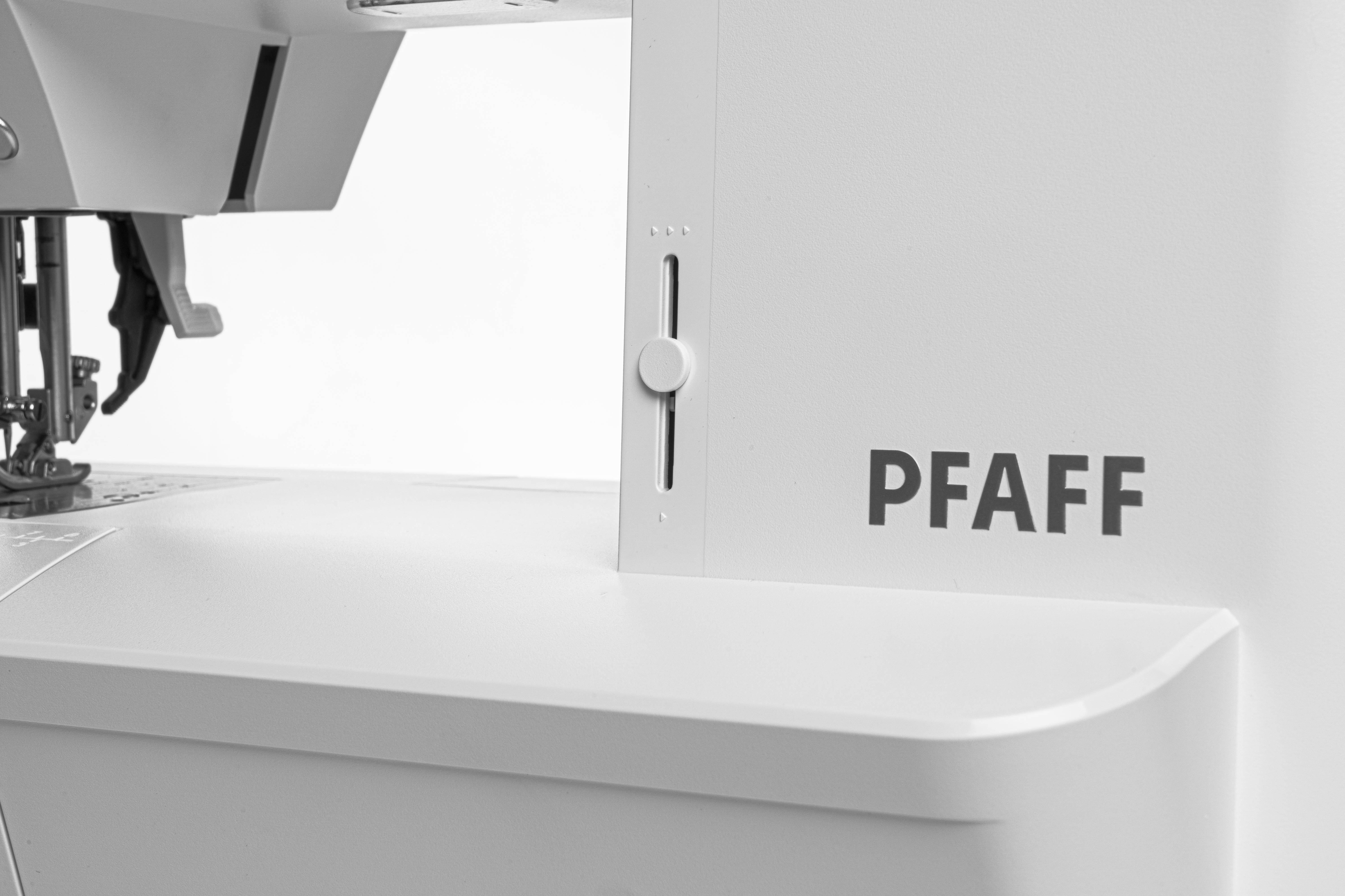 Weiße Nähmaschine. Der Markenname PFAFF ist aufgedruckt. Nahaufnahme der Seite der Nähmaschine.