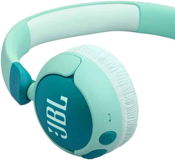Kézben egy arany tok JBL fülhallgatókkal és egy képernyő.