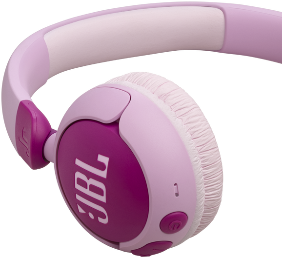 Rózsaszín és lila JBL fejhallgató, közeli kép a fülkagylóról, látható JBL logóval.