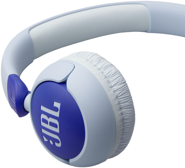 Közeli kép a JBL fejhallgatóról, fehér és kék, a fülkagylókat és a fejpántot mutatja.
