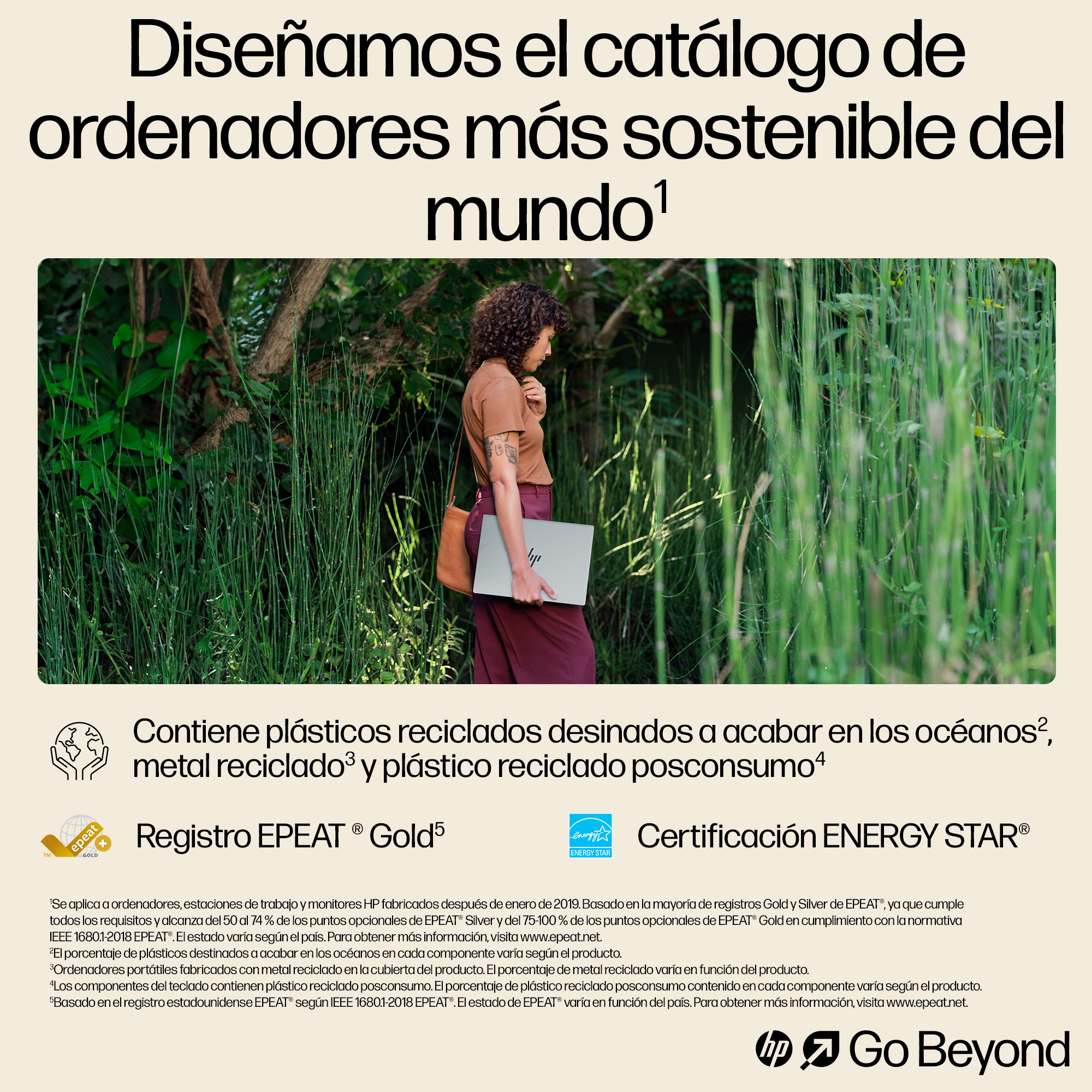 Mujer con portátil en la naturaleza, texto en español sobre ordenadores sostenibles, logo HP.