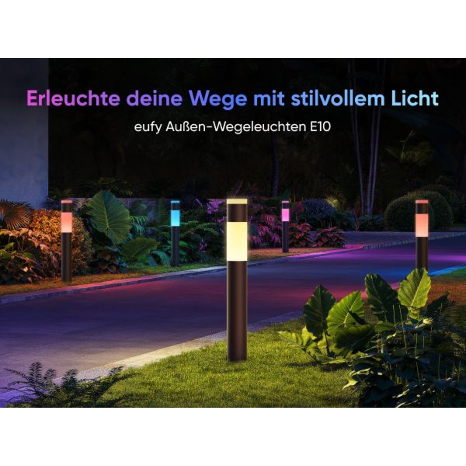 Buitenverlichtingspalen met kleurrijk licht in een tuin.