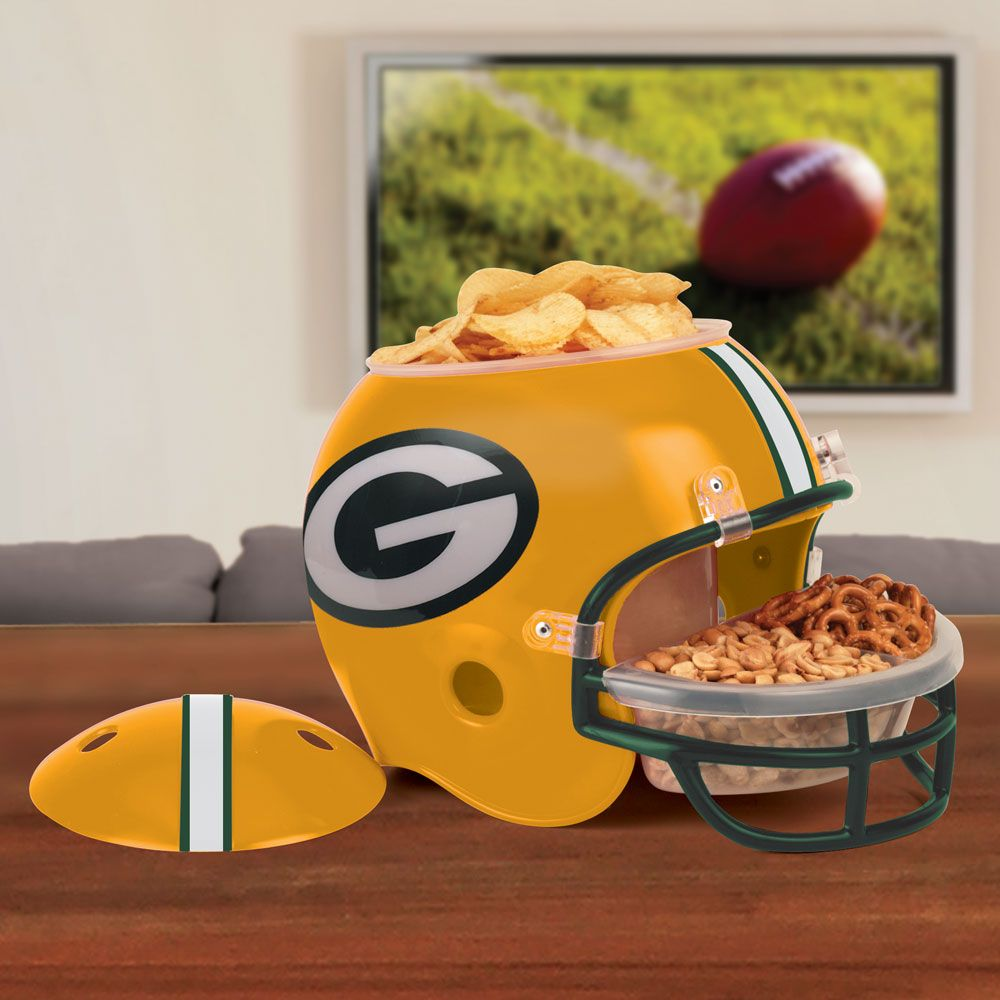 Ein gelber Snackbehälter in Form eines Packers-Helms mit Chips und Brezeln auf einem Holztisch.