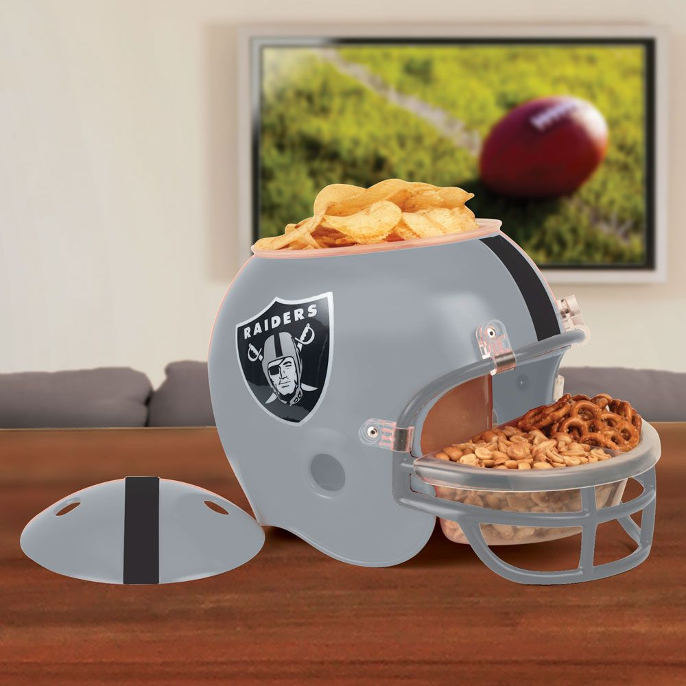 Ciotola per snack a forma di casco da football con patatine e pretzel, partita di football.