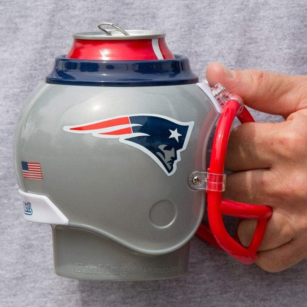 Una tazza a forma di casco dei Patriots con una lattina rossa e blu all'interno. Una mano tiene il manico rosso.