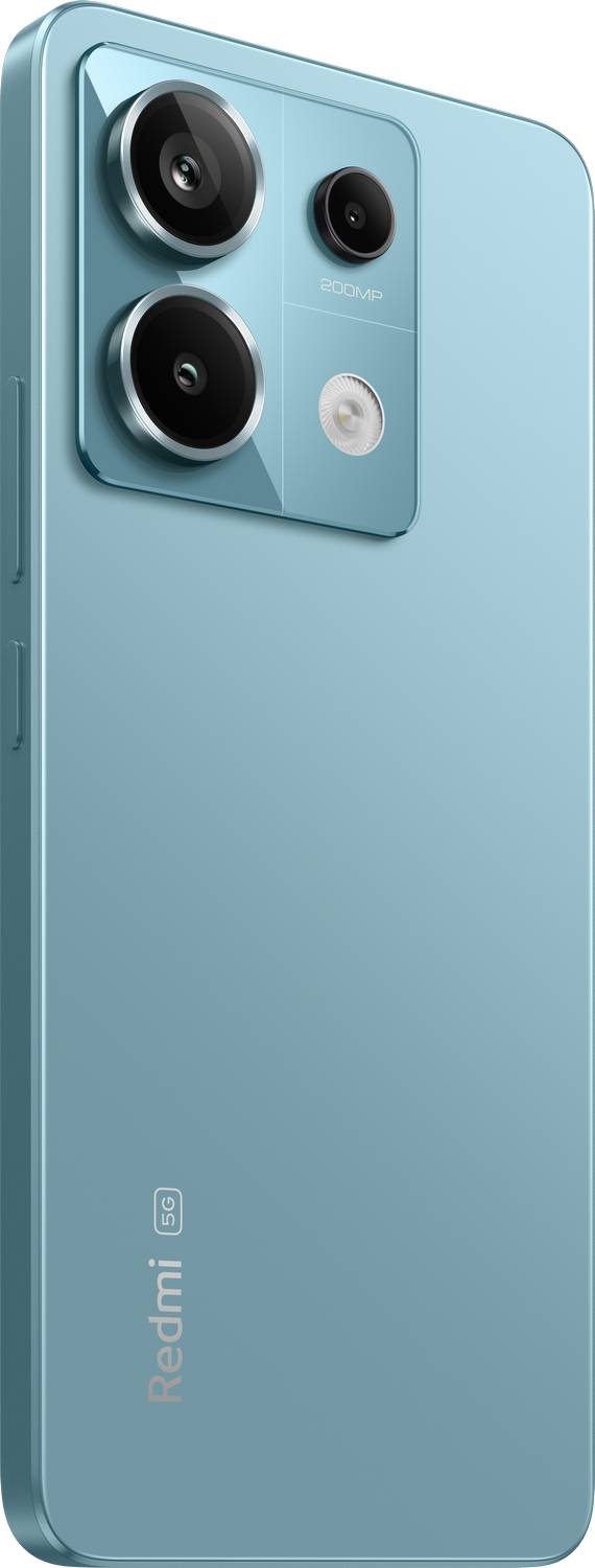 Smartphone azul claro con configuración de triple cámara. El teléfono está en ángulo, mostrando su diseño.