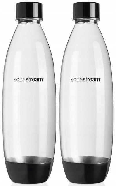 Dwie przezroczyste butelki SodaStream z czarnymi nakrętkami na białym tle.