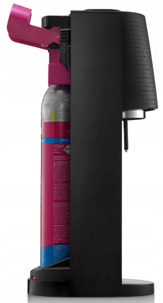 Czarny ekspres SodaStream z różową butlą z gazem na białym tle.