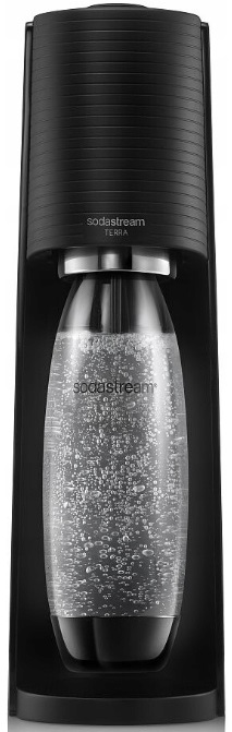 Czarny SodaStream Terra, karbonator, z przezroczystą butelką. Na białym tle.