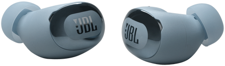 Két kék JBL fülhallgató. Mindegyiken a JBL logó. A háttér fekete.