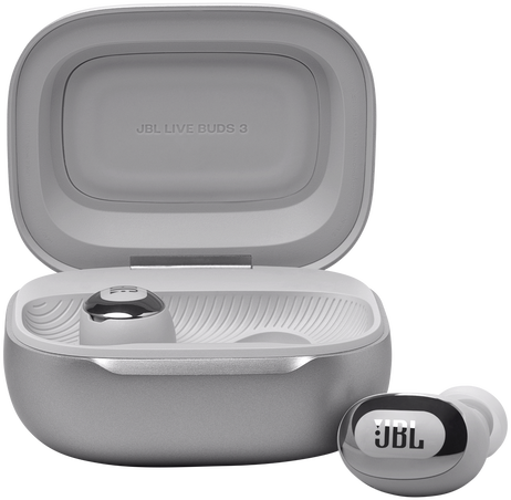 Fehér JBL Live Buds 3 fülhallgató egy nyitott töltőtokban. Az egyik fülhallgató a tokon kívül van.