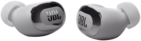 Két fehér és ezüst JBL fülhallgató. A JBL logó látható mindegyiken.
