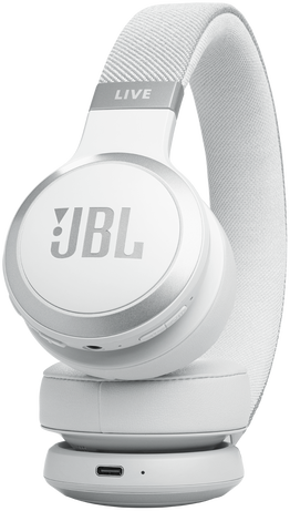 Fehér JBL fejhallgató. A jobb fülkagyló látható, a JBL logóval. A fejpánton a 'LIVE' felirat látható.