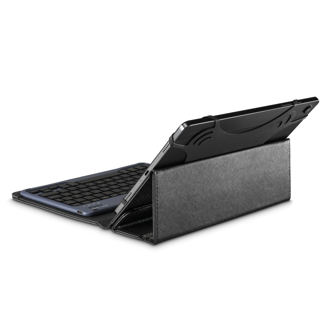 Ein Tablet mit Tastaturhülle, geöffnet und angewinkelt. Die Tastatur befindet sich vor dem Tablet.