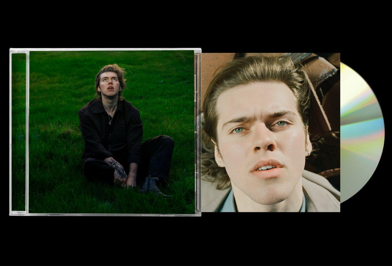 Zwei Albumcover, eines mit einem Mann auf Gras, das andere mit Nahaufnahme eines Gesichts.