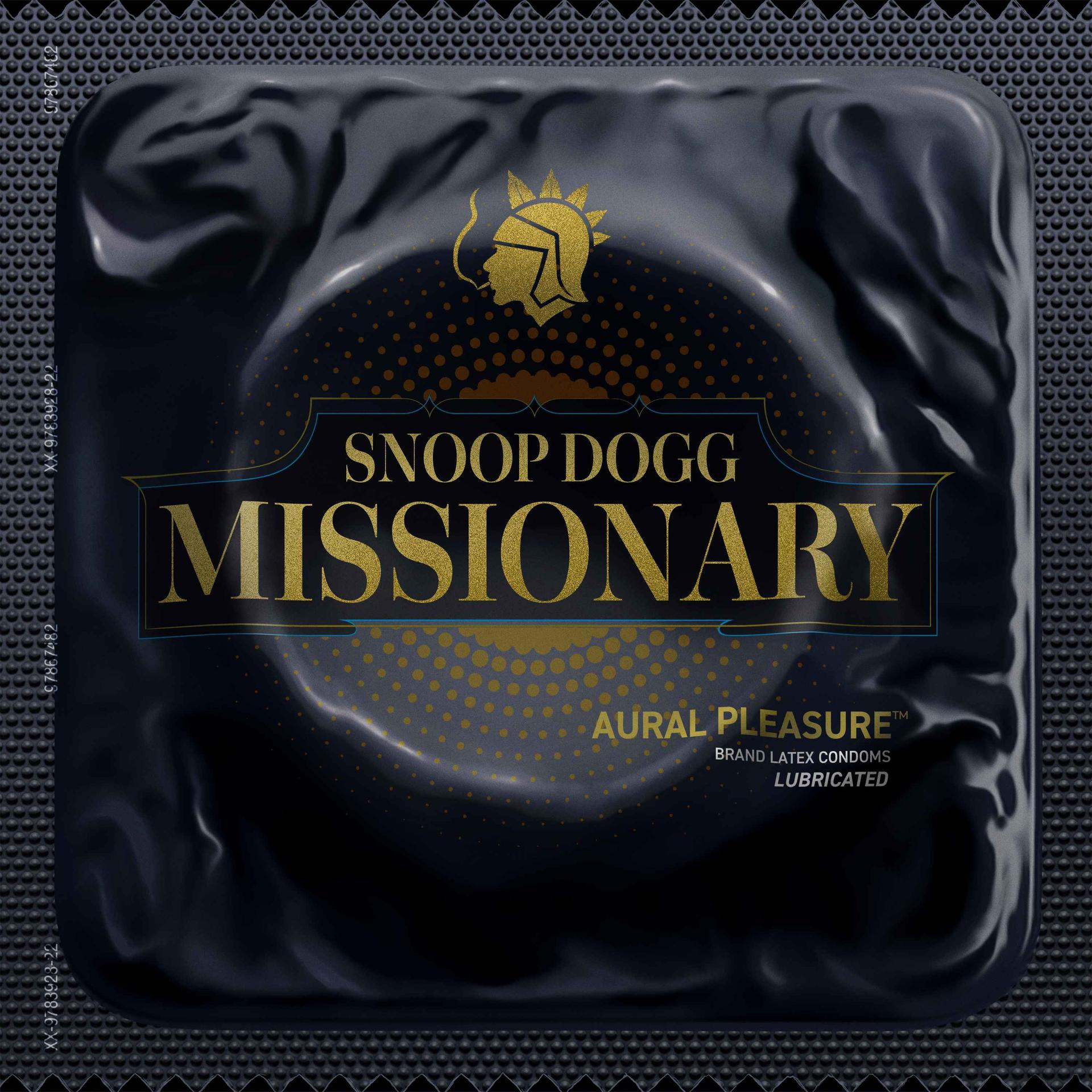 Óvszer csomag "SNOOP DOGG MISSIONARY" felirattal. Fekete háttér sötét textúrával.