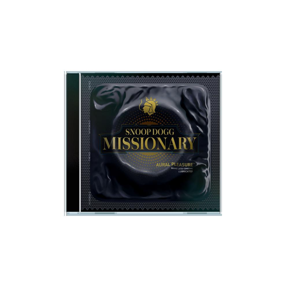 Fekete óvszer csomagolás arany szöveggel: Snoop Dogg Missionary, Aural Pleasure. Fehér háttéren.