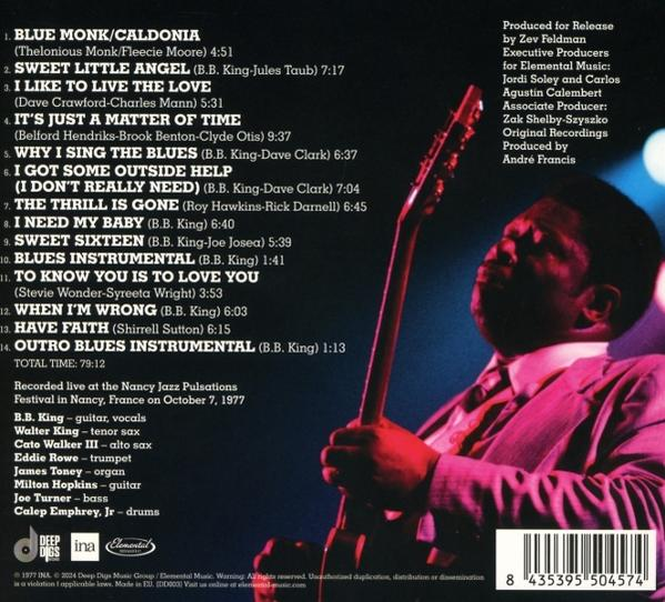 Albumcover mit einem Mann, der Gitarre spielt, Titelliste und Text auf pinkfarbenem Hintergrund.