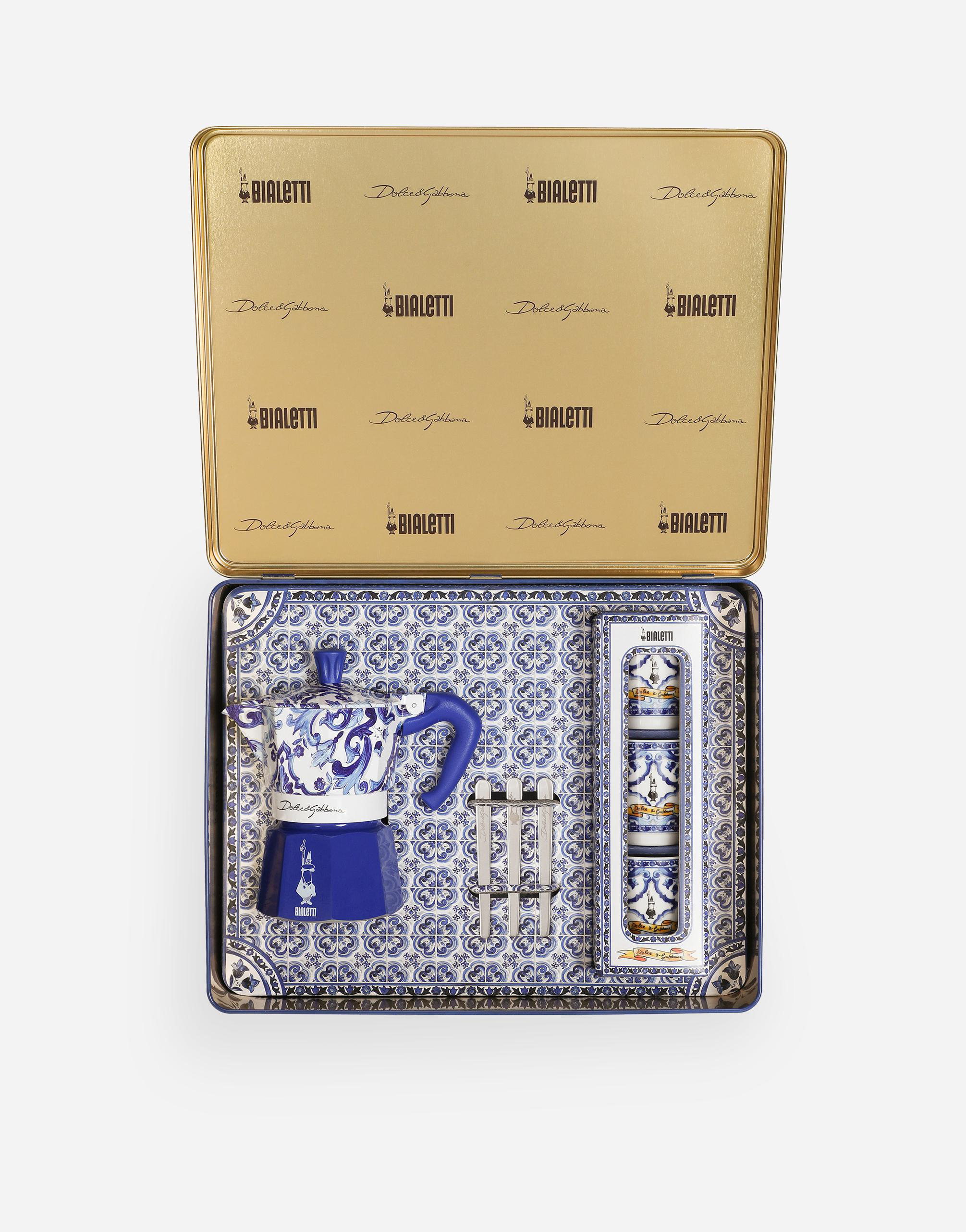 Dekoratives Kaffeeset in einer Blechdose mit blau-weißem Fliesenmuster.
