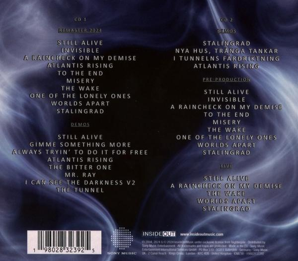 Rückseite einer CD mit Titellisten in Blau- und Schwarz.