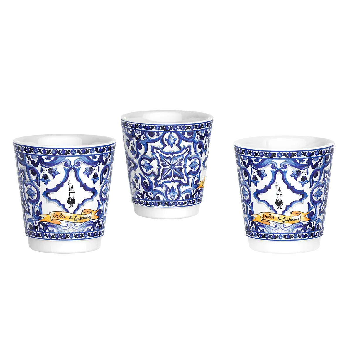 Drei weiß-blau dekorierte Tassen mit 'Dolce & Gabbana'-Logo auf weißem Hintergrund.