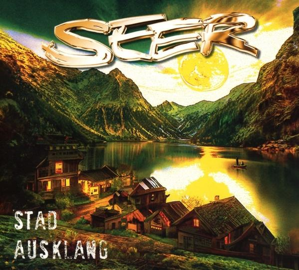 Albumcover einer Seeszene mit Bergen und Häusern. Das Wort SER steht oben.